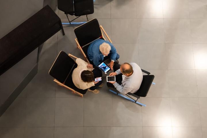 Vertaistuki auttaa digitaitojen oppimisessa.